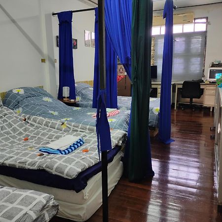Sip N' Camp Hostel Bangkok Bagian luar foto