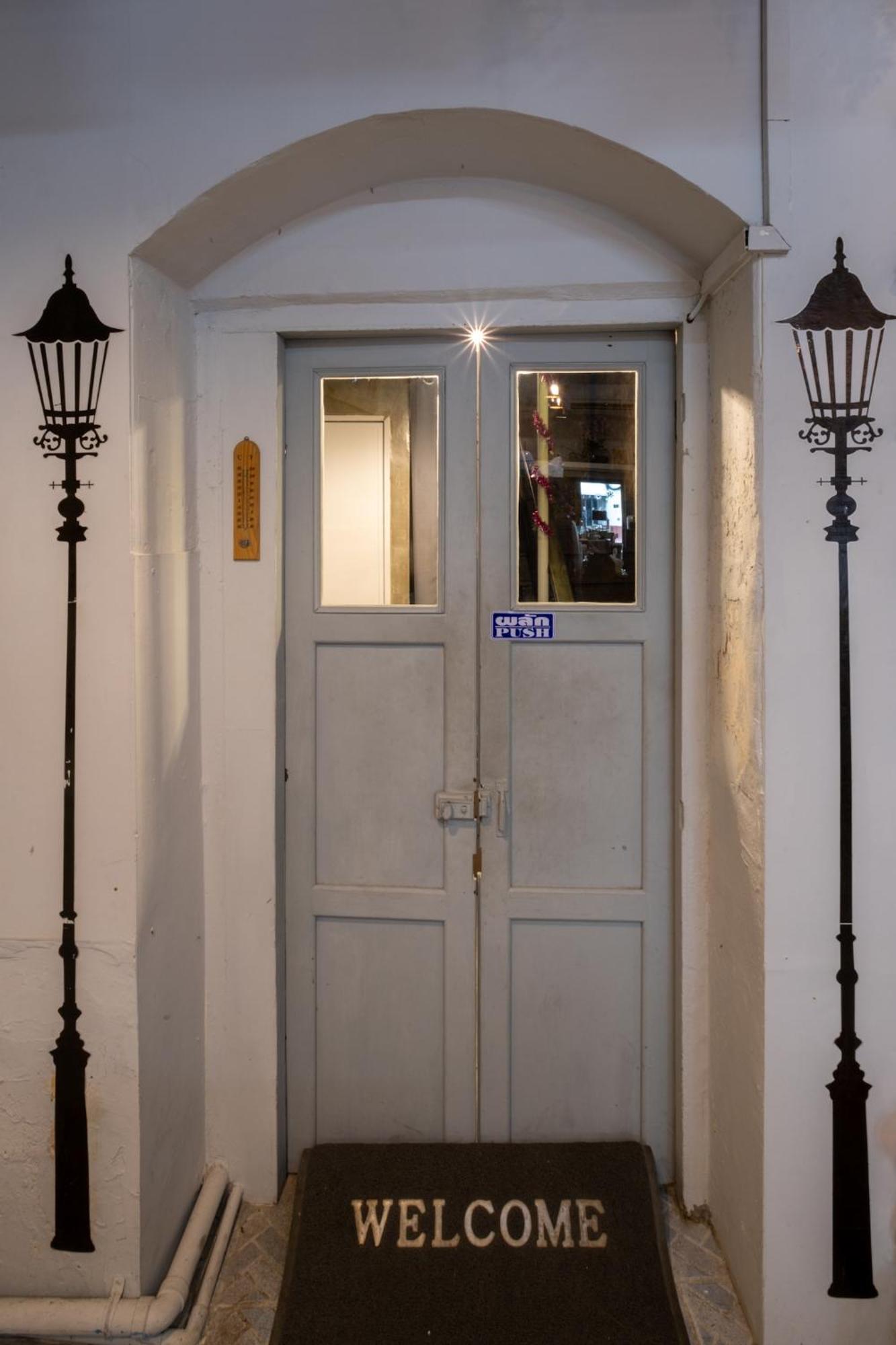 Sip N' Camp Hostel Bangkok Bagian luar foto