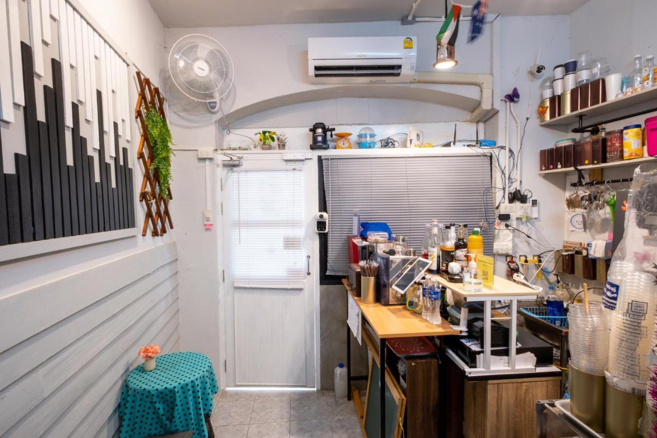 Sip N' Camp Hostel Bangkok Bagian luar foto