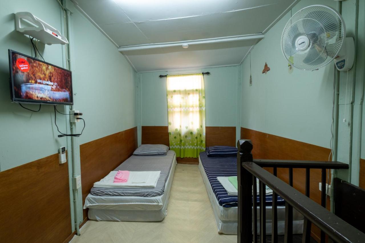 Sip N' Camp Hostel Bangkok Bagian luar foto